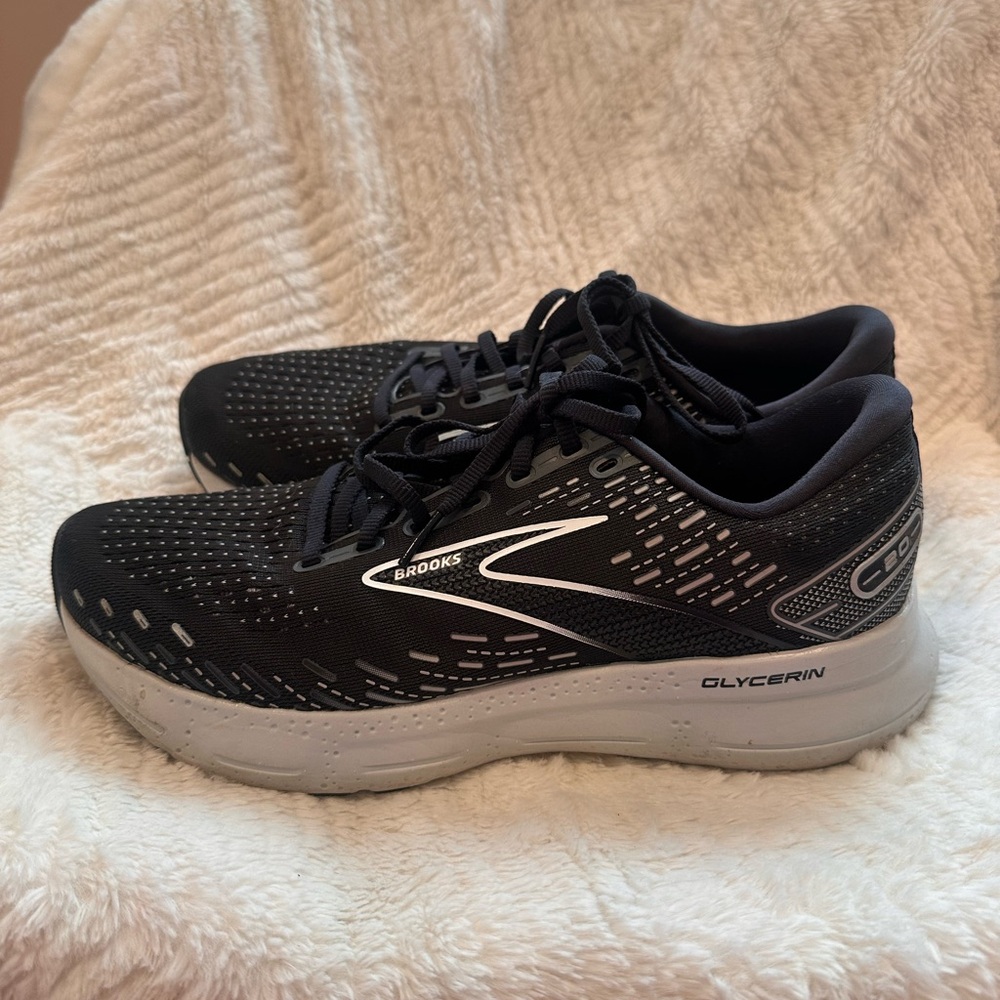 Brooks- Black sz 8 Wide